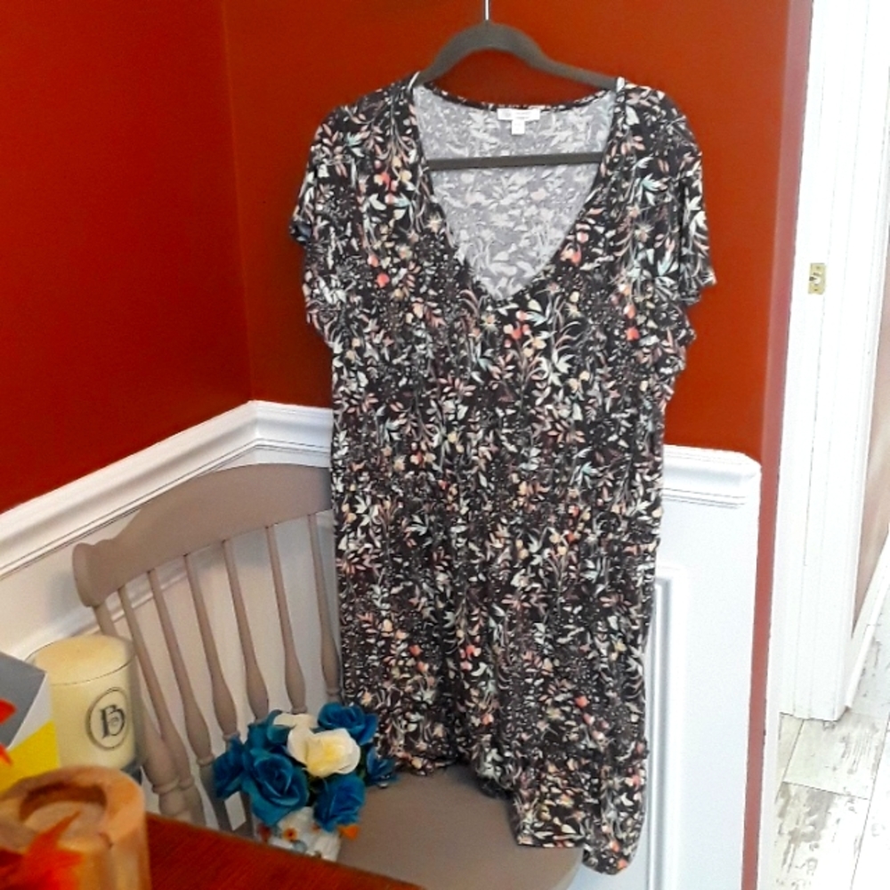 Short sleeve, Vneck, black/floral, Lauren Conrad short dress. Worn once. XXL